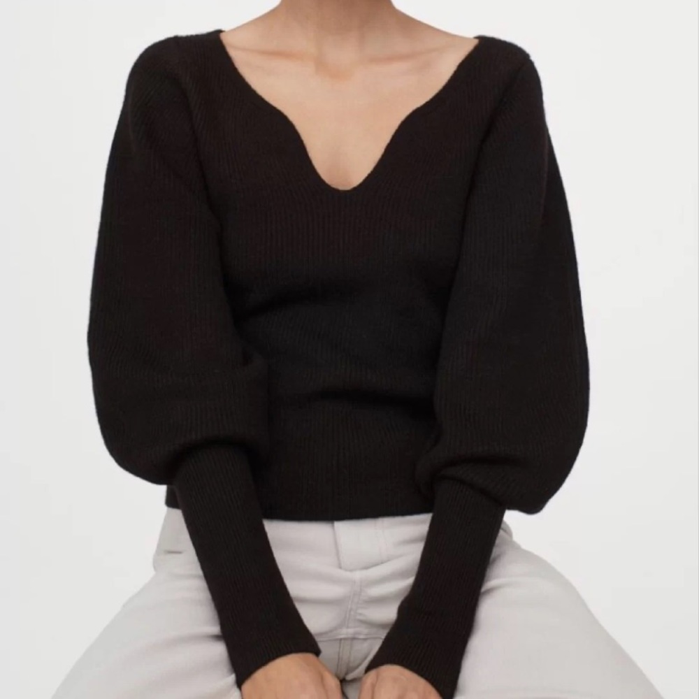 HM HEART SHAPE NECKLINE RIBBED KNIT SWEATER